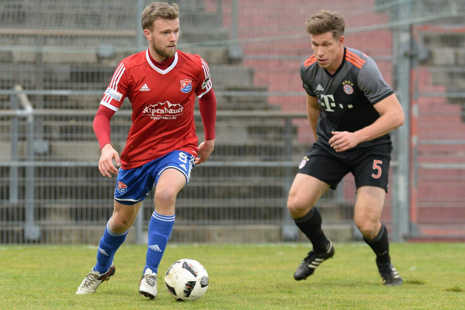 Ziel Klassenerhalt: Hachings Stürmer Stephan Hain (l.)