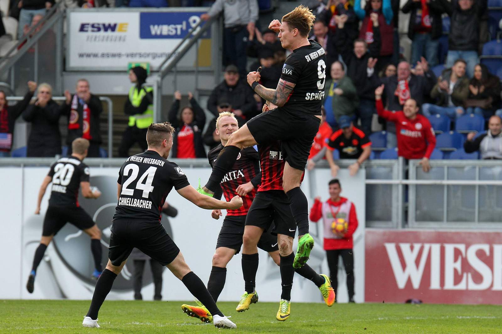 wehen wiesbaden, dritte liga Wehen Wiesbadens Spieler jubeln