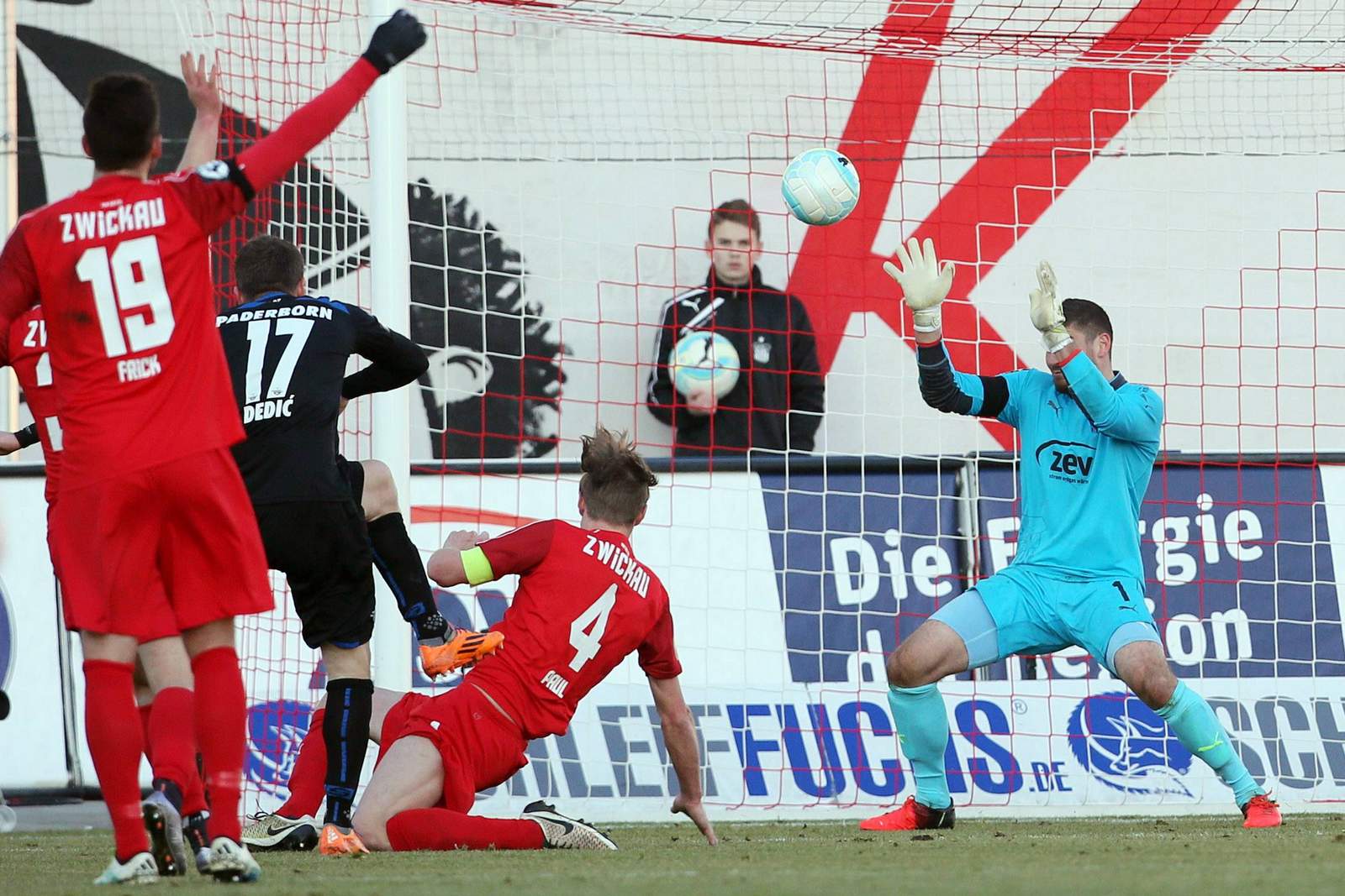 Brinkies Dedic Zwickau Paderborn 3.Liga Zlatko Dedic (SC Paderborn) prüft FSV-Schlussmann Johannes Brinkies