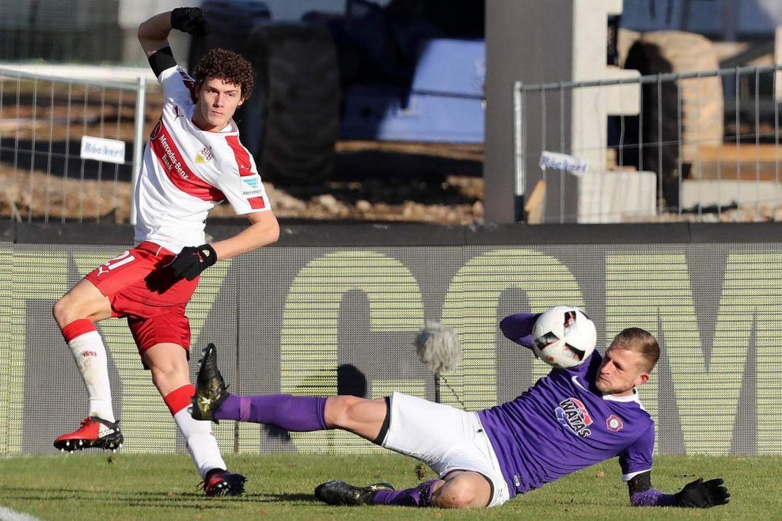 pavard stuttgart adler aue 2.bundesliga Zweikampf zwischen Pavard und Adler