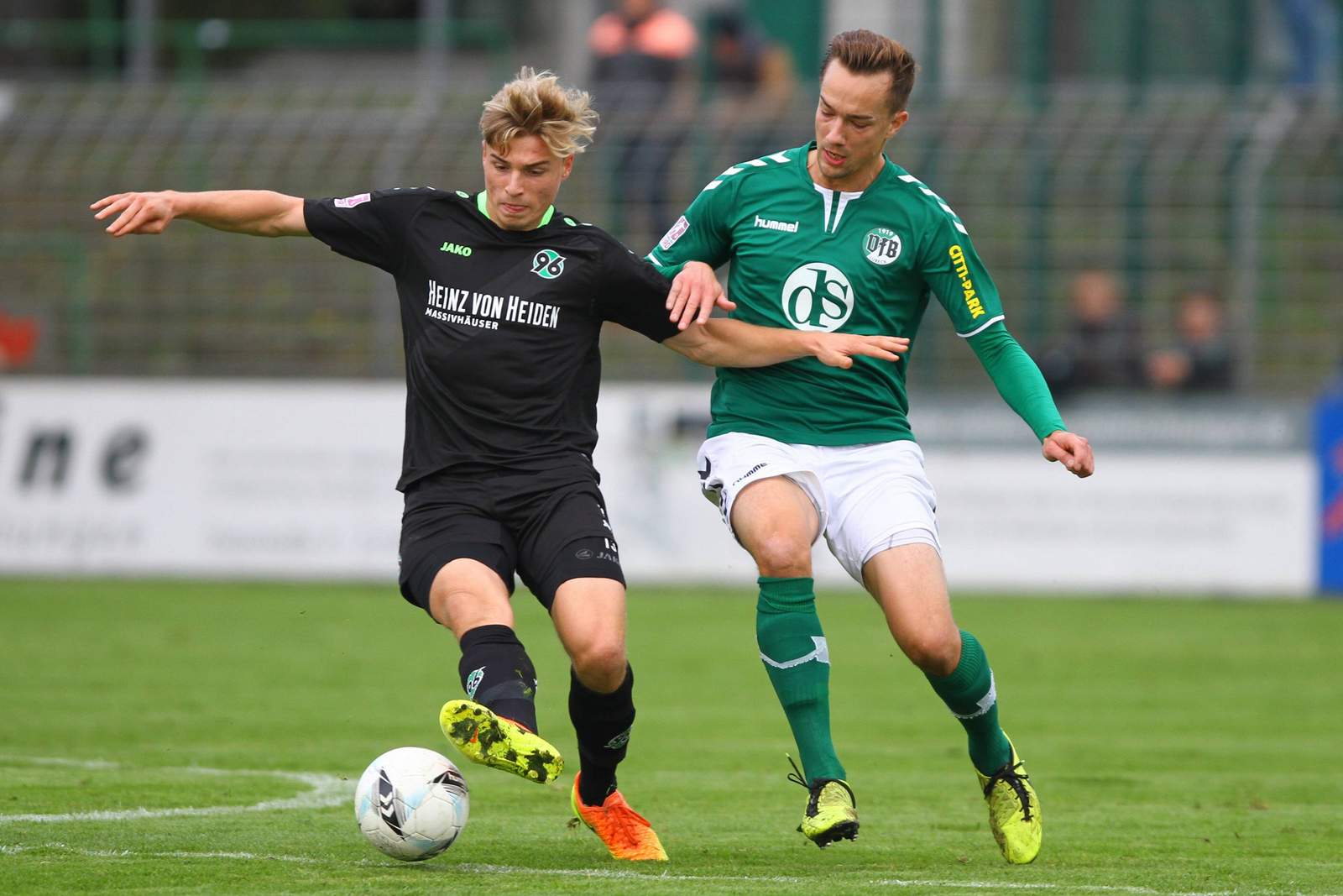 huth hannover marheineke lübeck regionalliga Elias Huth im Zweikampf mit Moritz Marheineke
