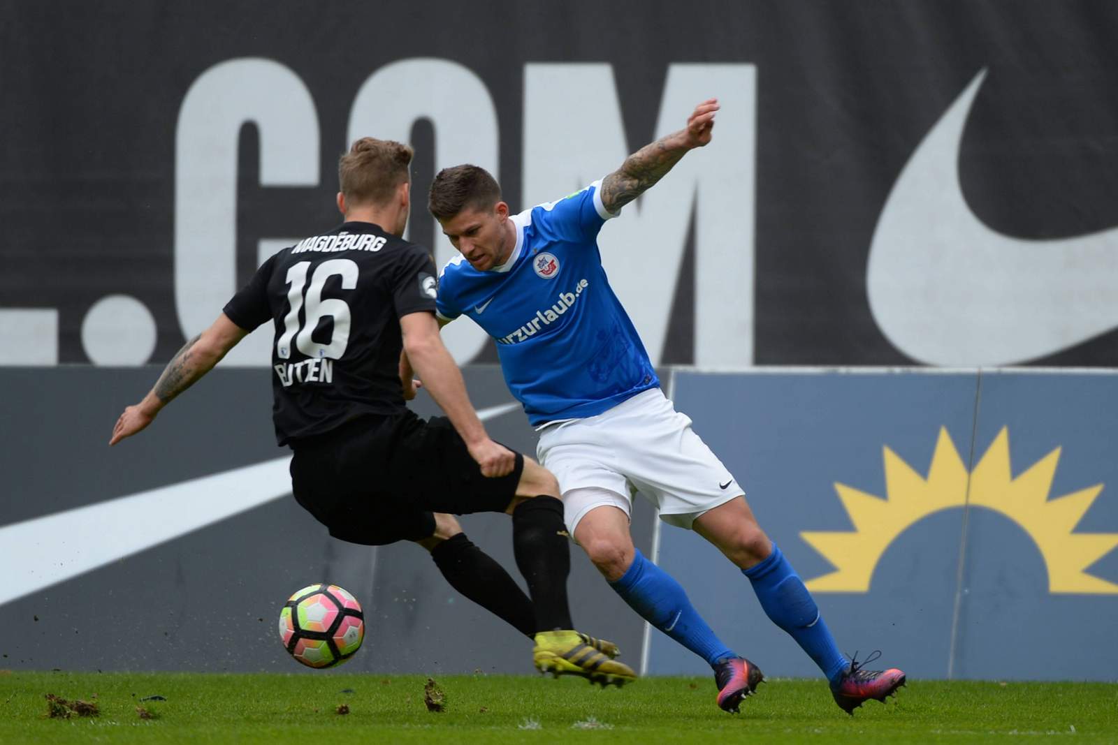 butzen magdeburg dorda rostock 3.liga Nils Butzen im Zweikampf mit Christian Dorda