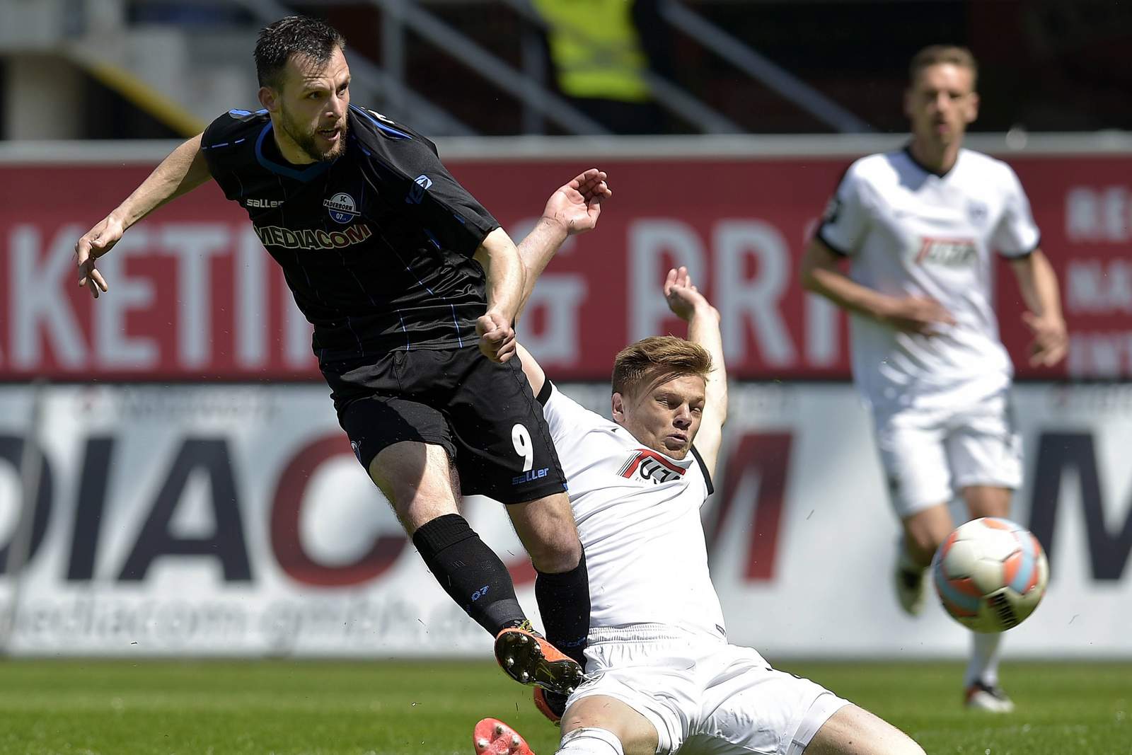 Koen van der Biezen, SC Paderborn, Sommerfahrplan Lion Schweers (SC Preußen Münster) und Koen van der Biezen im Duell.