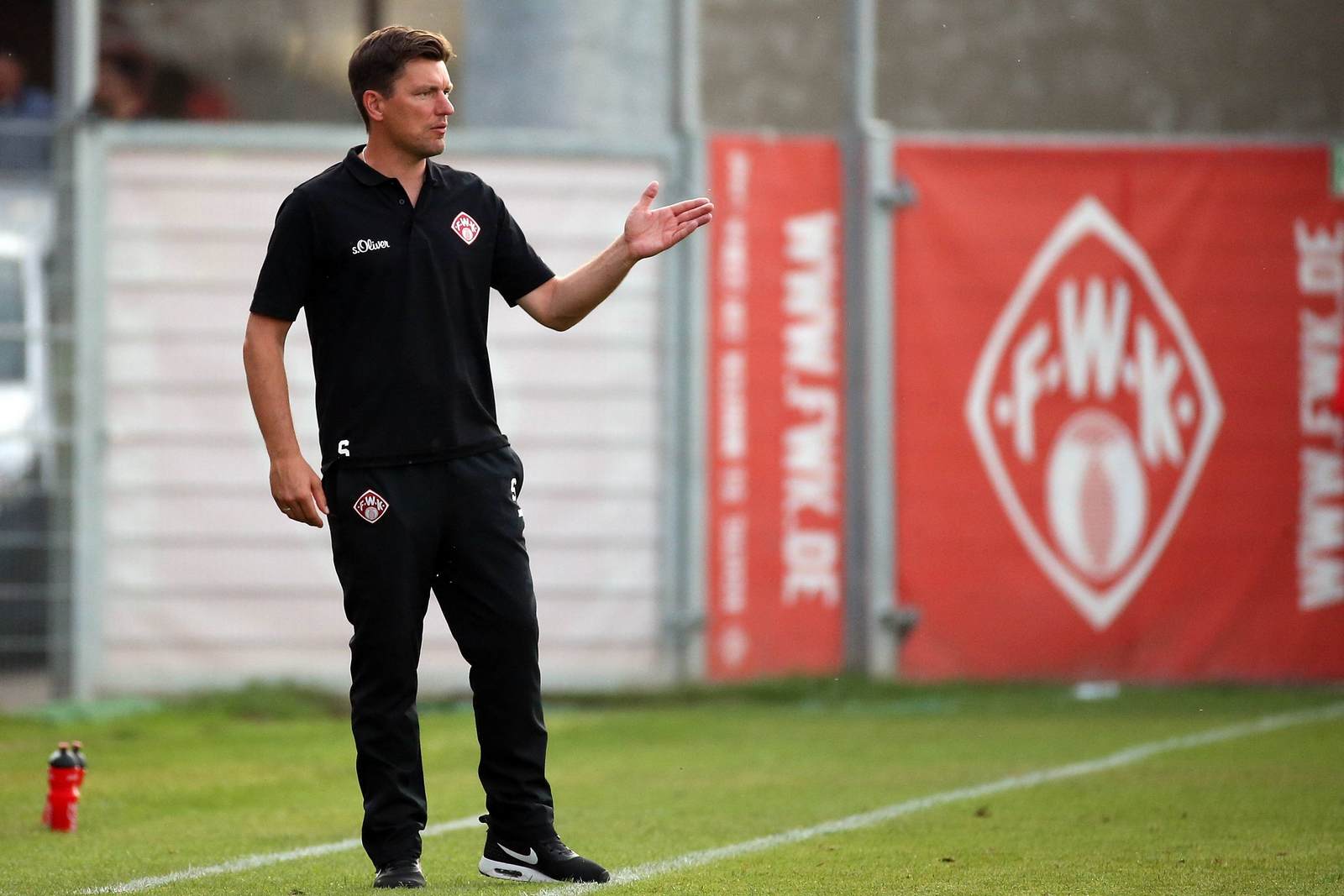 stephan schmidt, würzburger kickers, 3. liga Stephan Schmidt von den Würzburger Kickers beim Coaching
