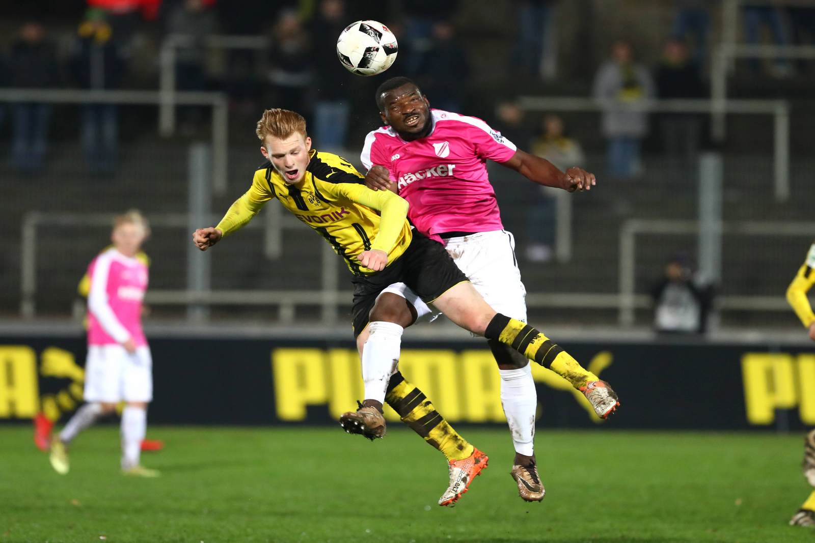 Abu Bakarr Kargbo, Jonas Arweiler, Abu Bakarr Kargbo im Duell mit Jonas Arweiler