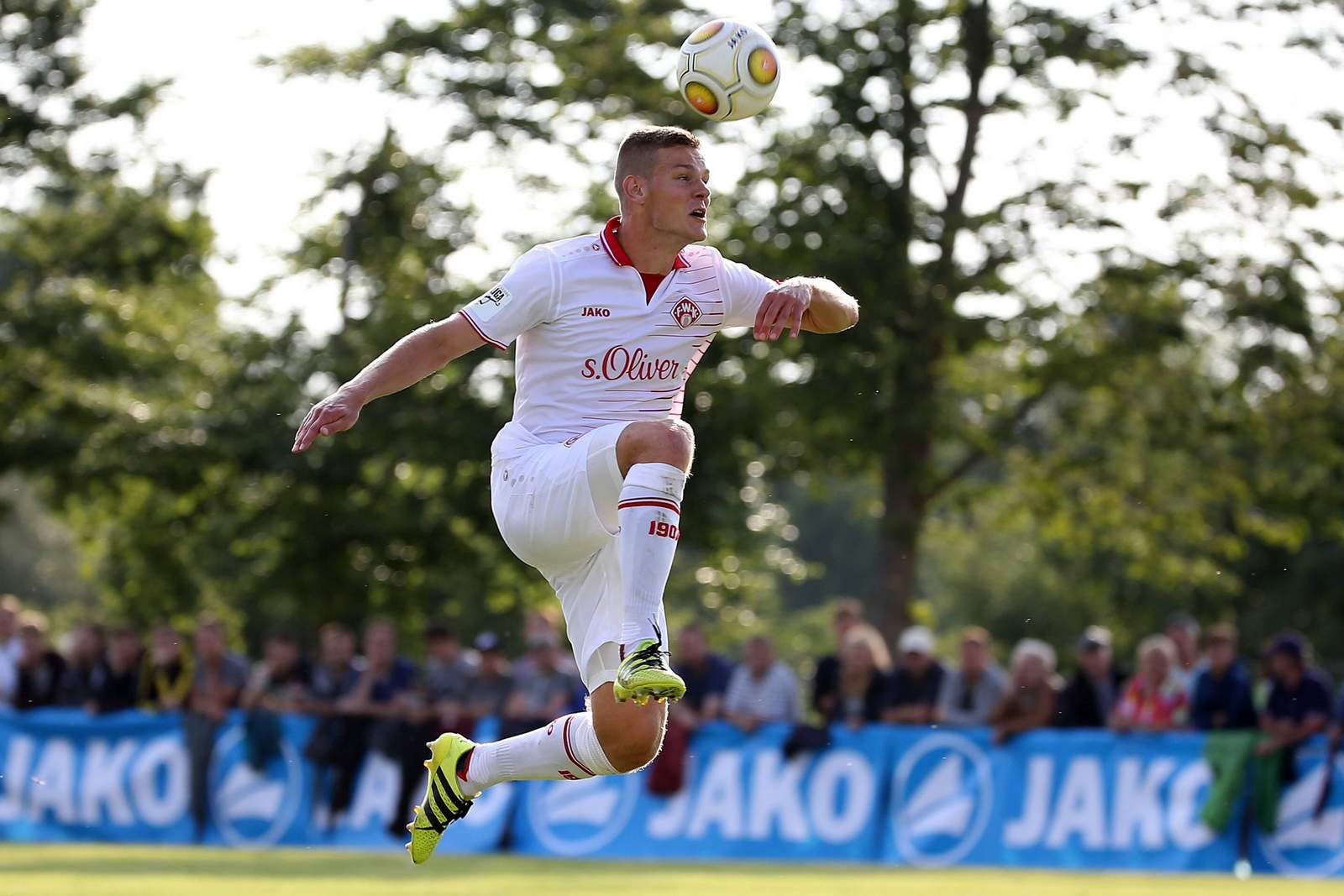 anthony syhre, würzburger kickers, dritte liga Anthony Syhre von den Würzburger Kickers beim Kopfball