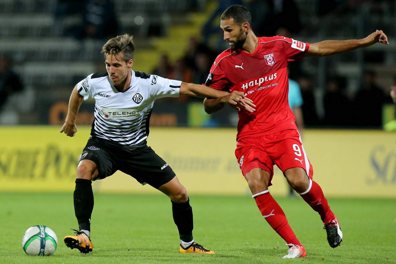 Maximilian Welzmueller, Benjamin Pintol, hallescher fc, vfr aalen, dritte liga Maximilian Welzmueller (links) im Duell mit Benjamin Pintol
