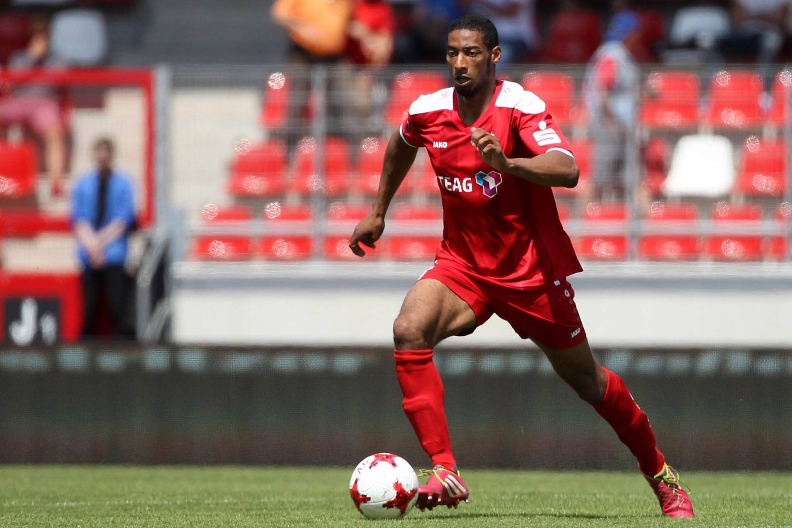 andré laurito rot weiß erfurt 3. liga André Laurito von Rot-Weiß Erfurt am Ball.