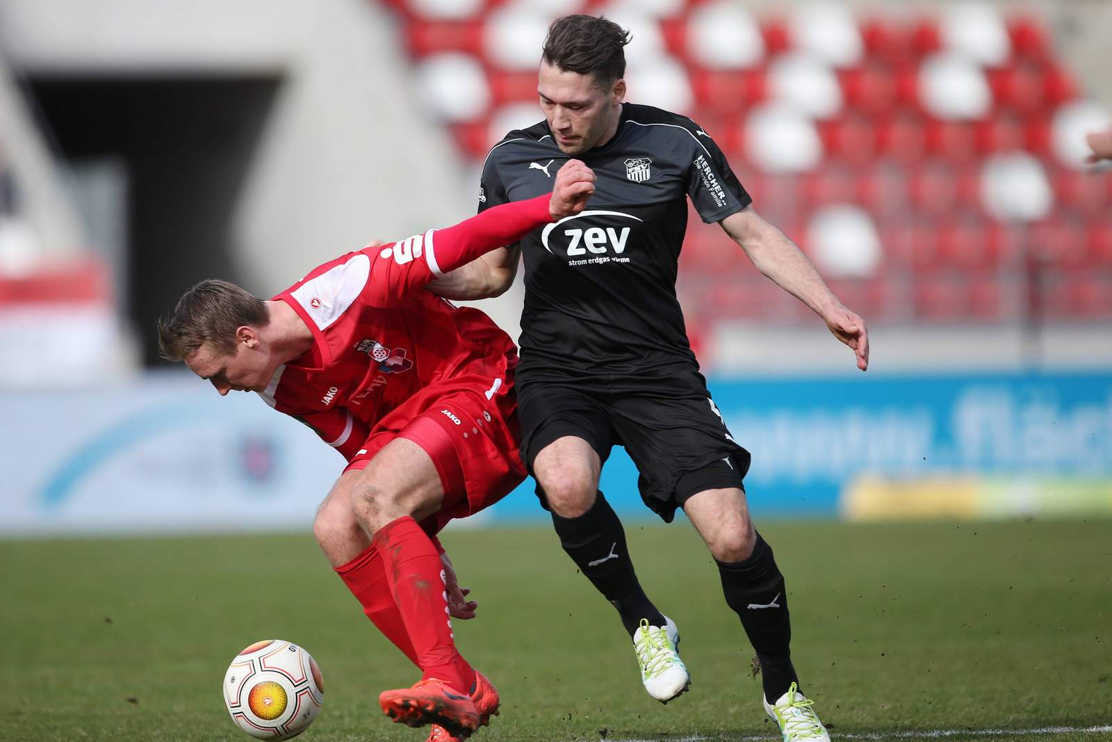 aykut öztürk, christoph menz, fsv zwickau, rw erfurt, 3. liga Aykut Öztürk und Christoph Menz im Zweikampf. Wer gewinnt das Spiel FSV Zwickau gegen RW Erfurt? Jetzt darauf wetten.