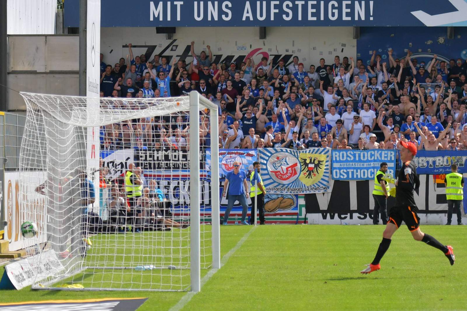 fernandez lotte henning rostock 3.liga Bryan Henning von Hansa Rostock mit Tor von der Mittellinie gegen Lotte