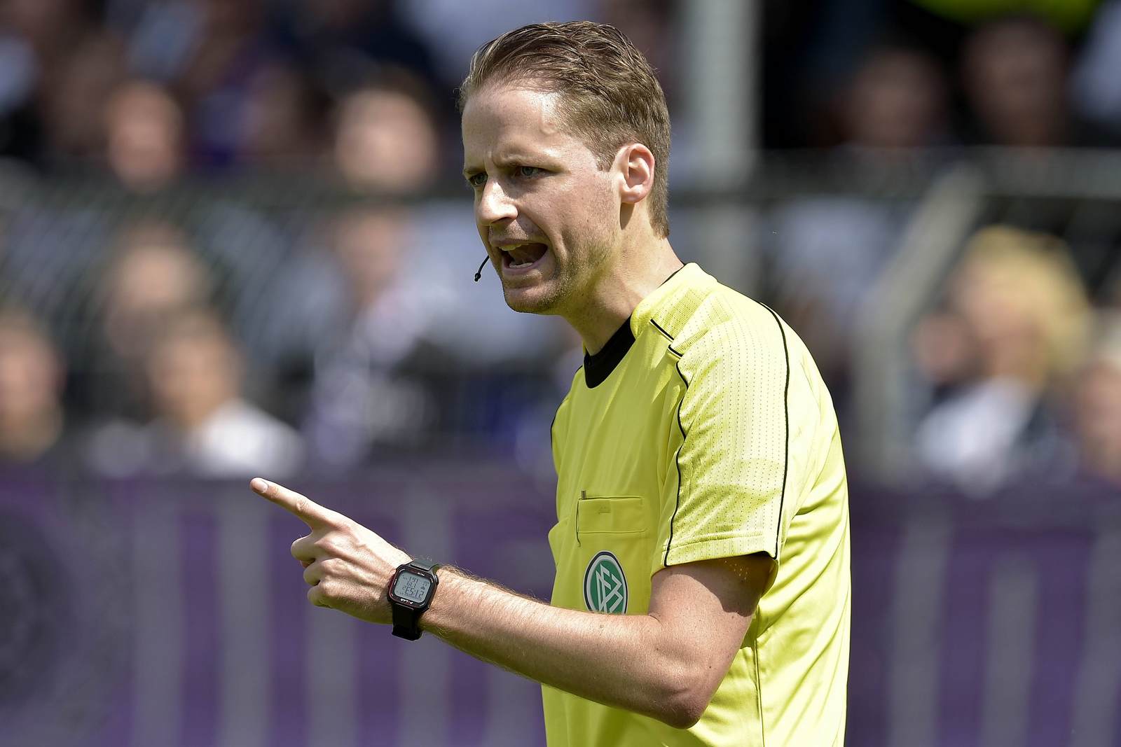 Schiedsrichter, Dr. Martin Thomsen, 3. liga Schiedsrichter Dr. Martin Thomsen leitet am sechsten Spieltag der dritten Liga die Partie Paderborn gegen Meppen