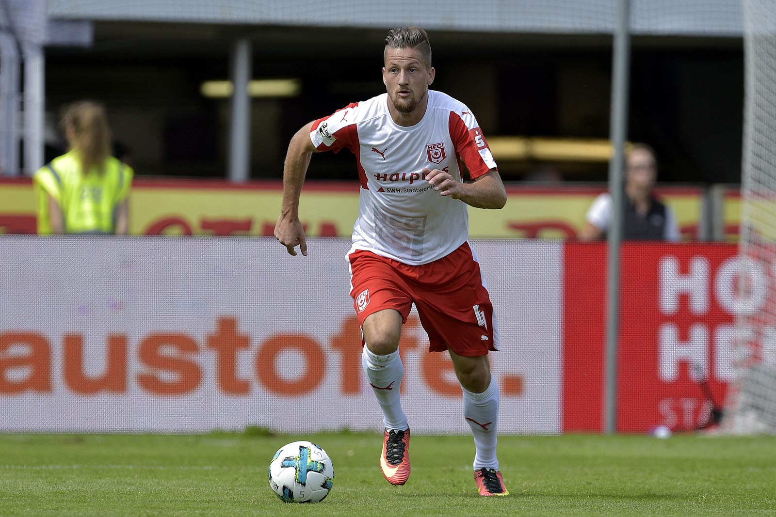 Hendrik Starostzik, Abwehrmann beim Halleschen FC