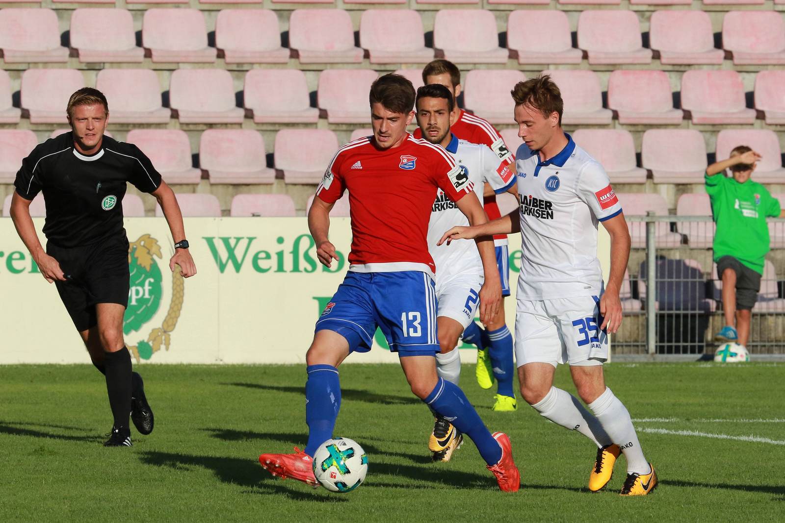 jim-patrick müller, matthias bader, spvgg unterhaching, karlsruher sc, 3. liga Jim-Patrick Müller von der SpVgg Unterhaching im Duell mit Matthias Bader vom KSC