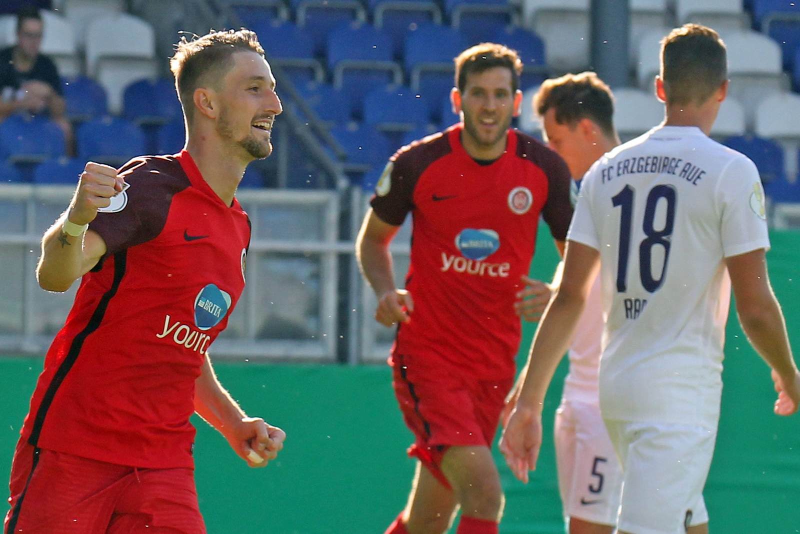 stephan andrist, sv wehen wiesbaden, 3. liga Stephan Andrist vom SV Wehen Wiesbaden jubelt nach seinen Treffer gegen Erzgebirge Aue