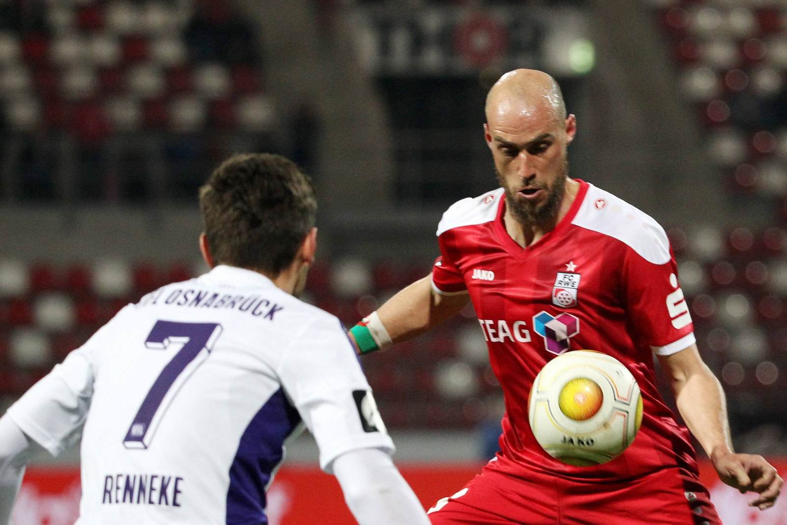daniel brückner, rot weiß erfurt, bashkim renneke vfl osnabrück, 3. liga Daniel Brückner von Rot Weiß Erfurt im Duell mit Bashkim Renneke vom VfL Osnabrück