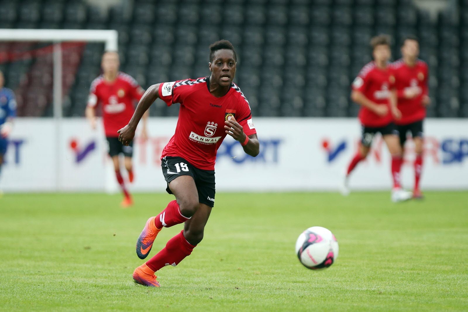 makana baku, sonnenhof großaspach, 3. liga Makan Baku am Ball für die SG Sonnenhof Großaspach