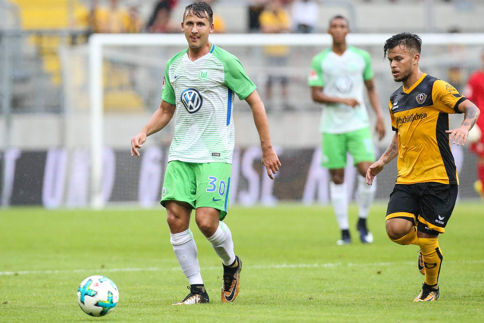 paul seguin, sascha horvath, vfl wolfsburg, dynamo dresden Paul Seguin im Duell mit Sascha Horvath. Seguin war beim 1. FC Magdeburg im Gespräch.