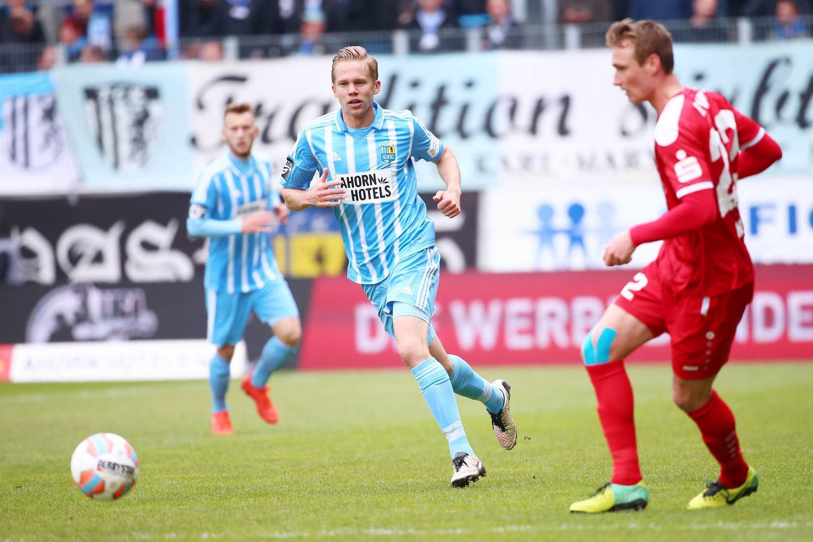 dennis grote, chemnitzer fc, christoph menz, rot weiß erfurt, 3. liga Dennis Grote schaut auf Christoph Menz. Jetzt auf die Partie Chemnitz gegen Erfurt wetten