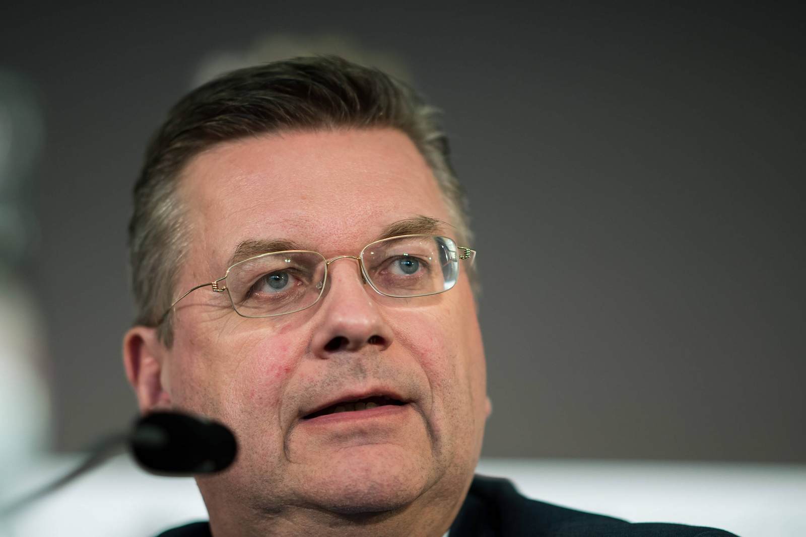 DFB Präsident Reinhard Grindel verspricht den Drittligisten drei Millionen Euro