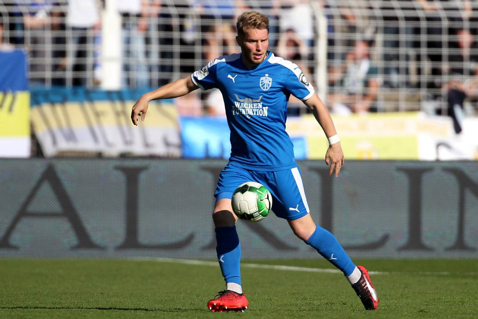 Florian Brügmann am Ball für den FC Carl Zeiss Jena