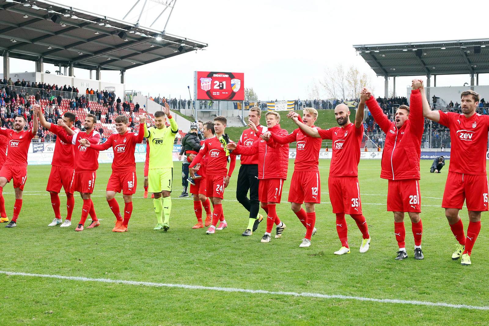 fsv zwickau, 3. liga, Die Mannschaft des FSV Zwickau feiert vor den Fans.