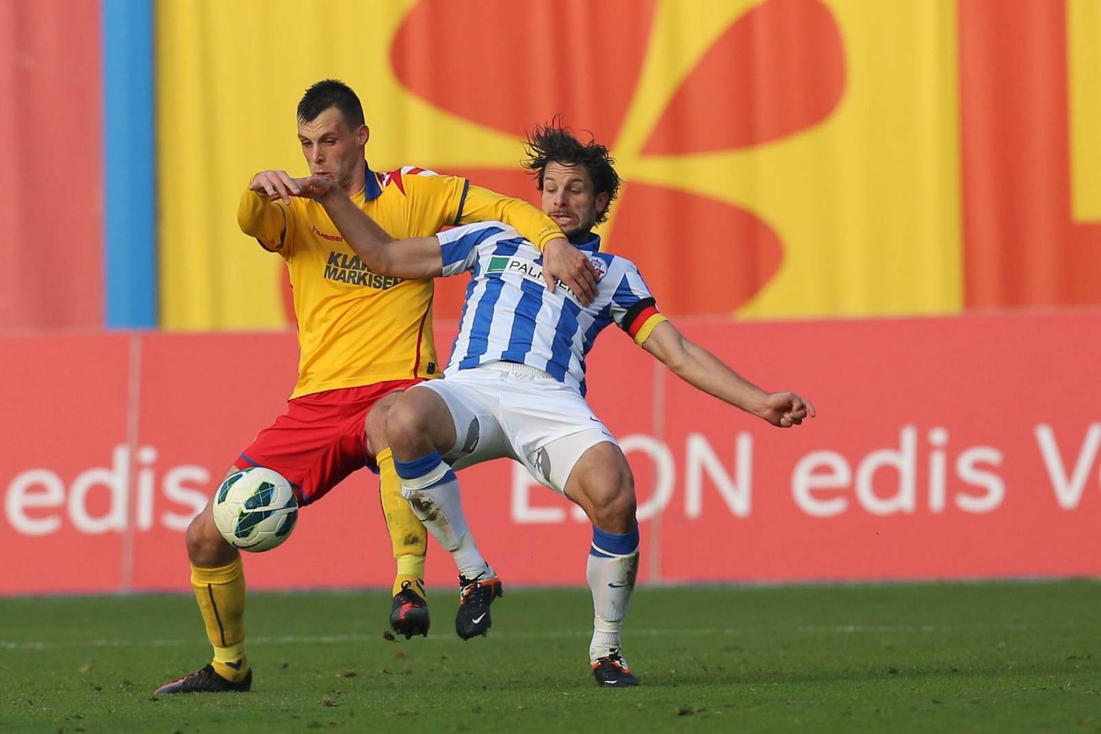 koen van der biezen, karlsruher sc, sebastian pelzer, hansa rostock, 3. liga Koen van der Biezen und Sebastian Pelzer im Duell. Jetzt auf die Partie Rostock gegen Karlsruhe wetten