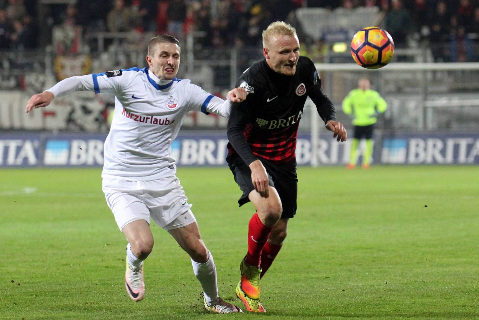stephan andrist, alf mintzel, hansa rostock, wehen wiesbaden, 3. liga Der Ex-Rostocker Stephan Andrist im Duell mit Alf Mintzel. Jetzt auf die Partie Rostock gegen Wehen wetten
