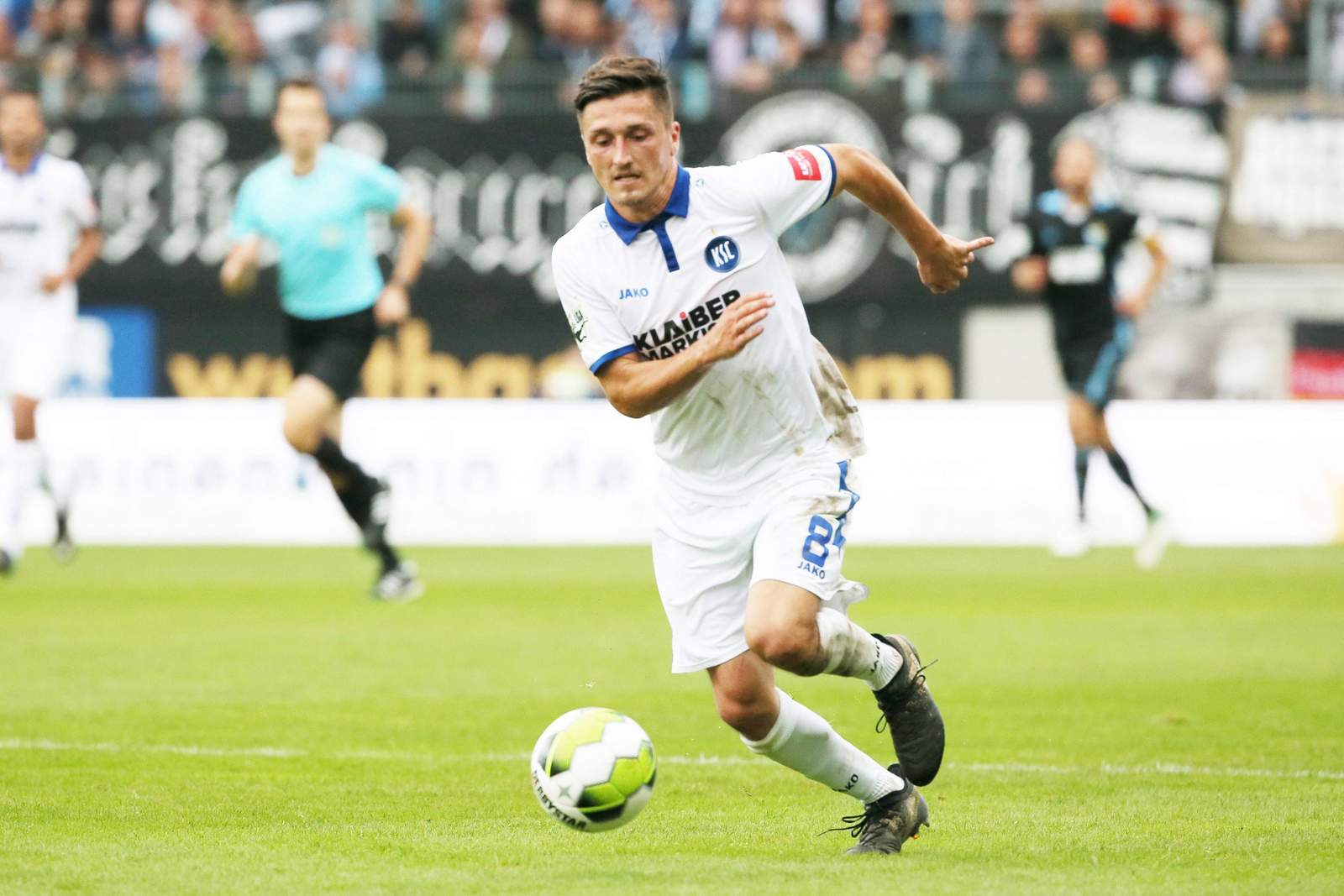 3. Liga, Karlsruher SC, Marcel Mehlem Marcel Mehlem im Spurt mit dem Ball.