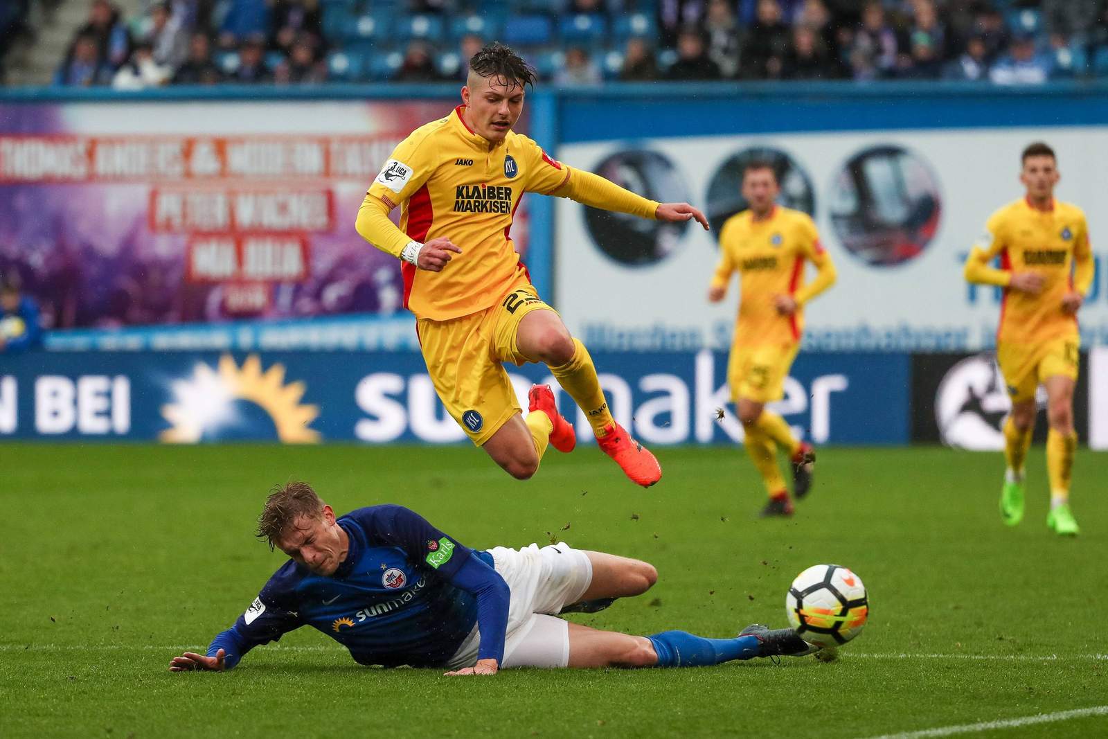 oliver hüsing, florent muslija, ksc, hansa rostock, 3. liga Oliver Hüsing im Zweikampf mit Florent Muslija