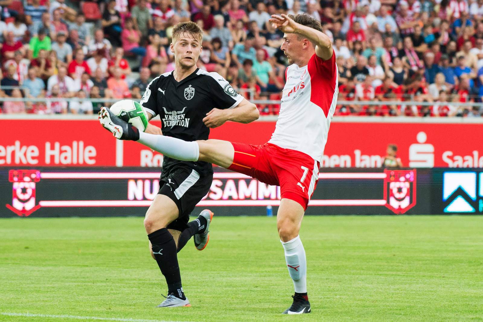 3. Liga FCC Jena HFC Halle Bock Röser Dominik Bock und Martin Röser im Duell um den Ball