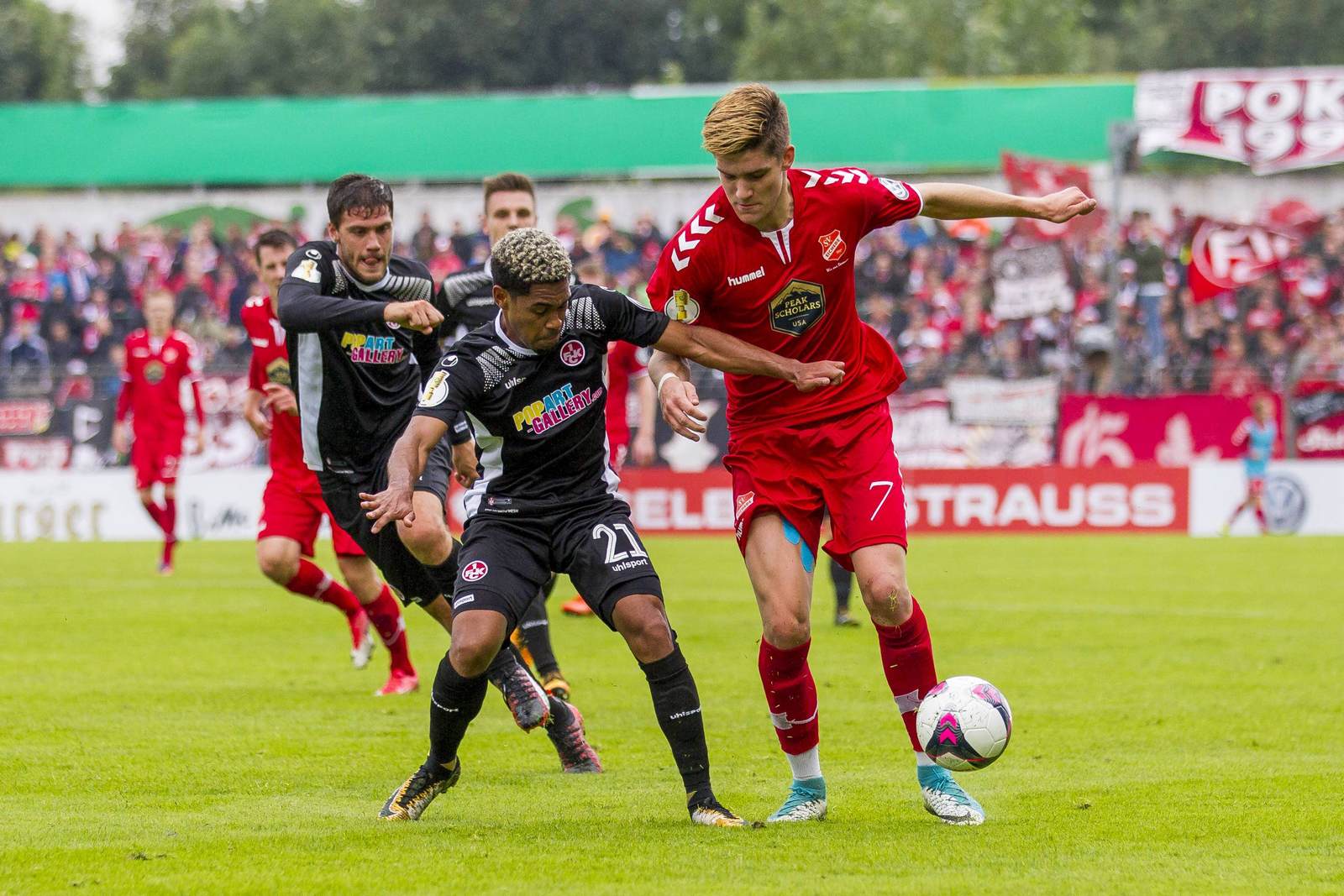 Zukunft in der dritten Liga? FCK-Profi Philipp Mwene (l.)