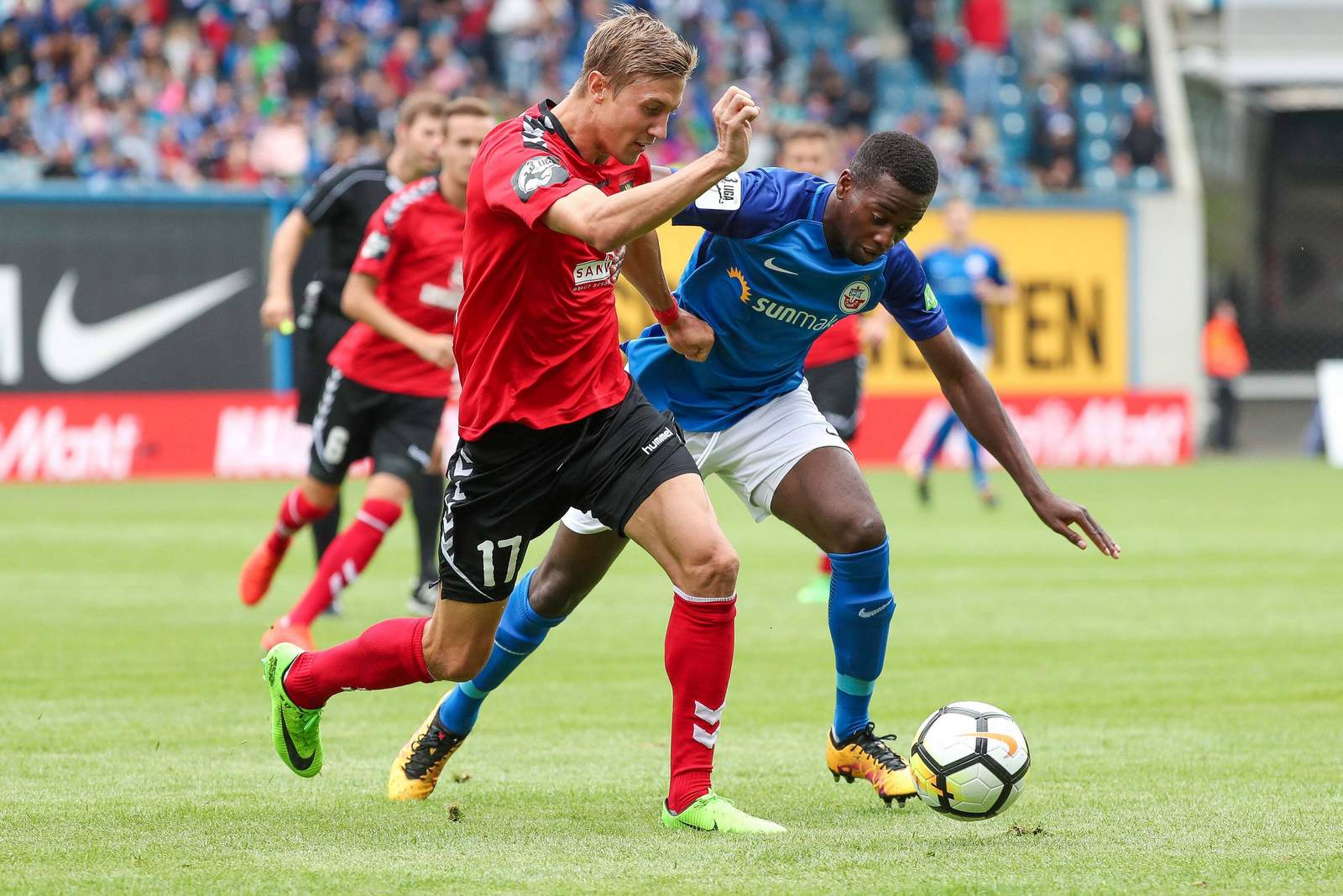 sebastian schiek, jeff dennis fehr, sonnenhof großaspach, hansa rostock, 3. liga Sebastian Schiek im Duell mit Jeff Dennis Fehr. Jetzt auf die Partie Großaspach gegen Hansa wetten.