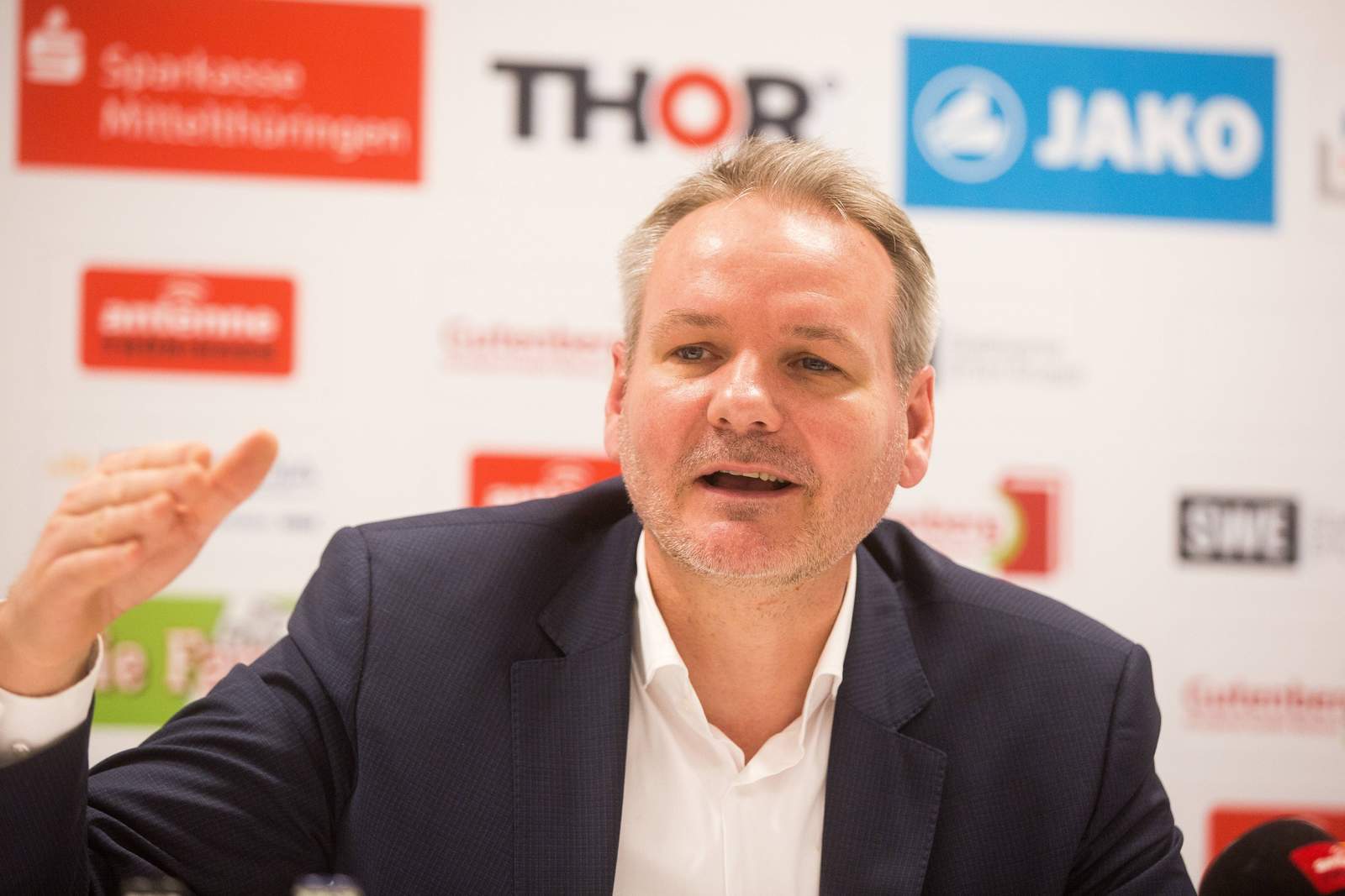 nowag rot weiß erfurt 3.liga Frank Nowag, Präsident von Rot Weiß Erfurt, auf Pressekonferenz