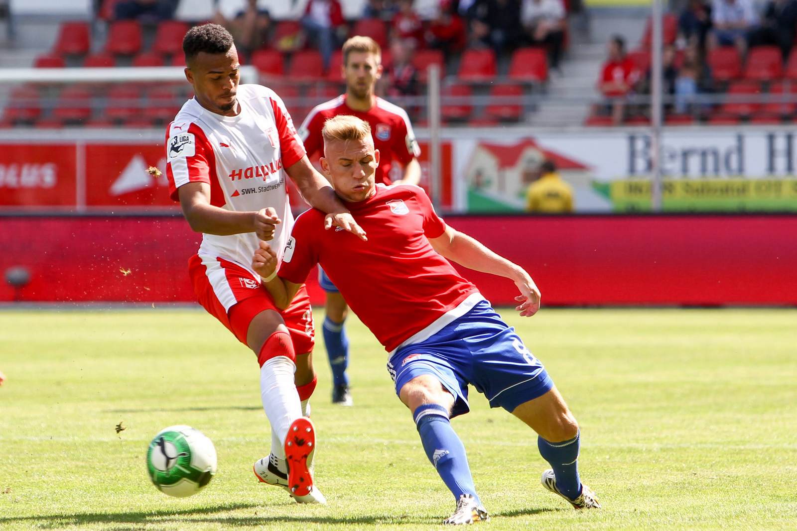 marvin ajani, max dombrowka, hallescher fc, spvgg unterhaching, 3. liga Marvin Ajani im Duell mit Max Dombrowka.