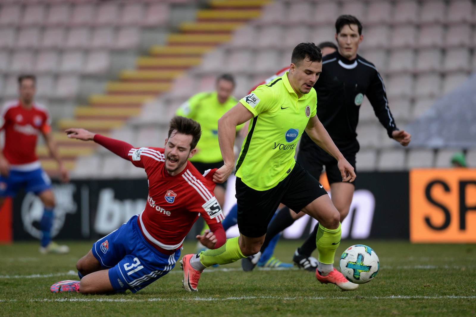 Orestis Kiomourtzoglou, Sebastian, Mrowca, Wehen Wiesbaden, Unterhaching, 3. liga Sebastian Mrowca im Zweikampf mit Orestis Kiomourtzoglou