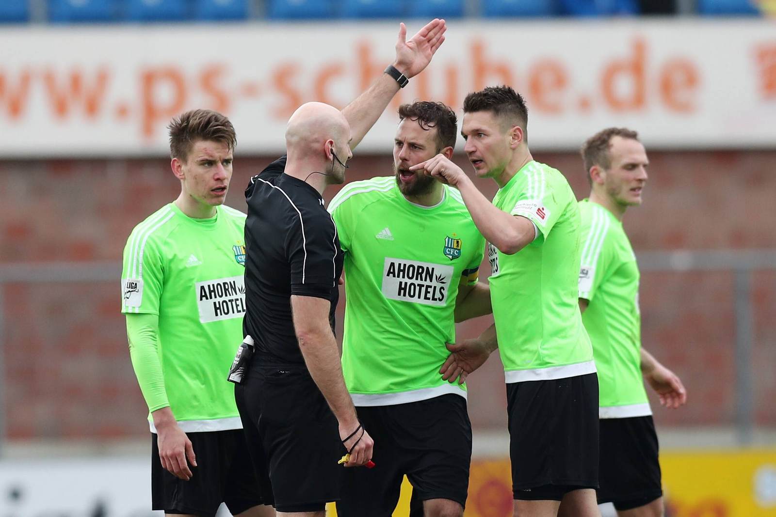kempkes frahn chemnitz schiedsrichter 3.liga Benedikt Kempkes zeigt Daniel Frahn die Rote Karte
