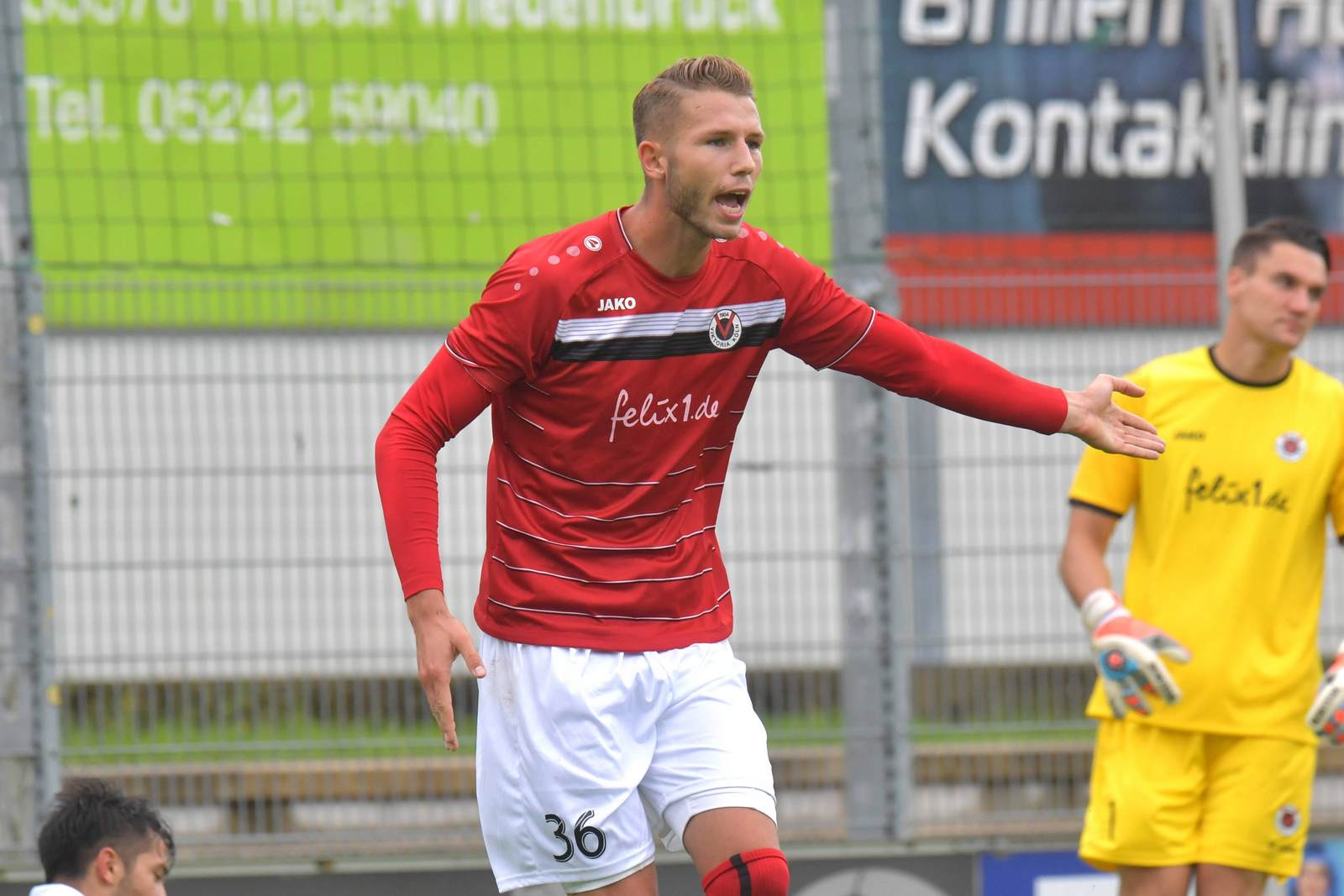 dominik lanius, viktoria köln, regionalliga west Dominik Lanius gibt Anweisungen in der Viktoria Köln Abwehr