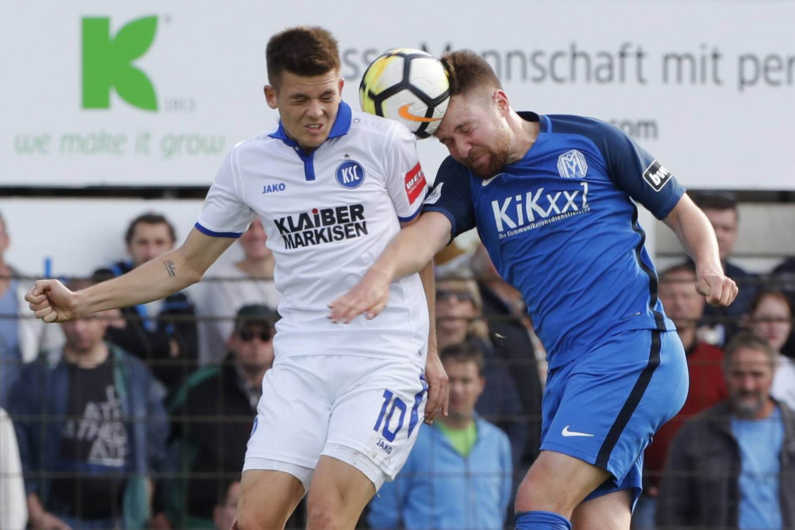 marvin wanitzek, thilo leugers, ksc, sv meppen, 3. liga Marvin Wanitzek im Zweikampf mit Thilo Leugers. Jetzt auf die Partie KSC gegen Meppen wetten.