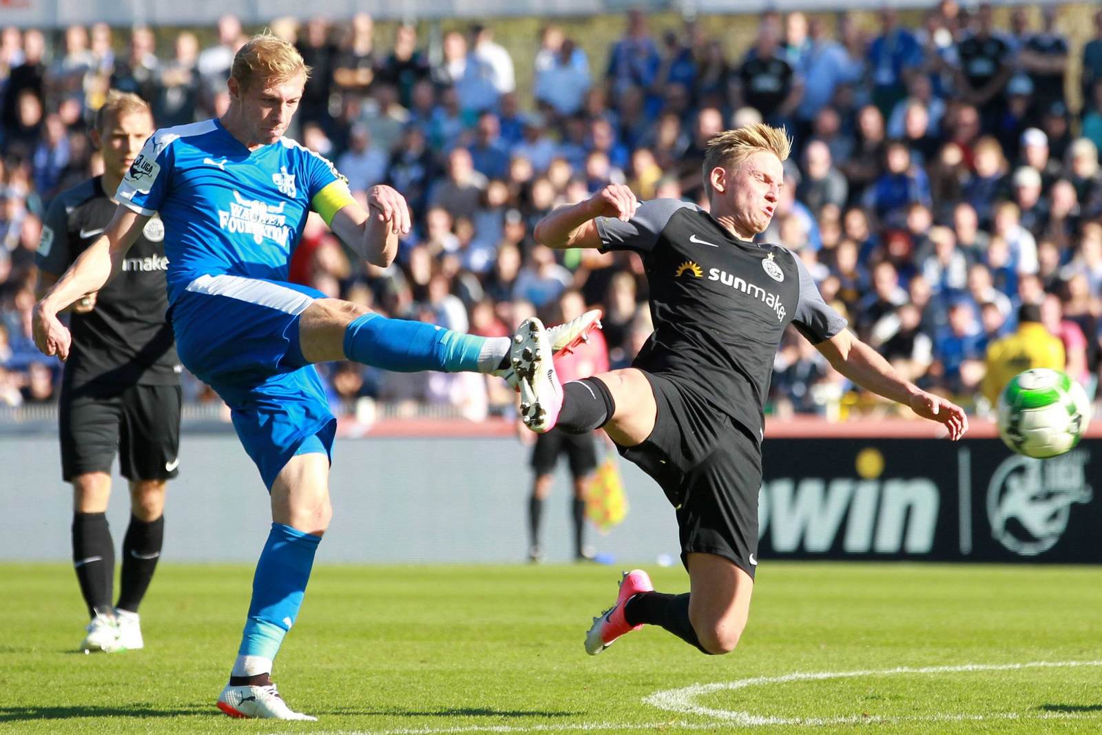 sören eismann, willi evseev, carl zeiss jena, hansa rostock, 3. liga Sören Eismann im Duell mit Willi Evseev. Jetzt auf die Partie Hansa Rostock gegen Carl Zeiss Jena wetten.