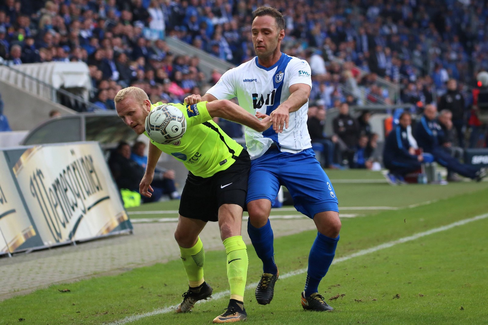 Alf Mintzel, SV Wehen Wiesbaden, Christopher Handke, 1. FC Magdeburg, 3. liga Alf Mintzel vom SV Wehen Wiesbaden gegen Christopher Handke vom 1. FC Magdeburg