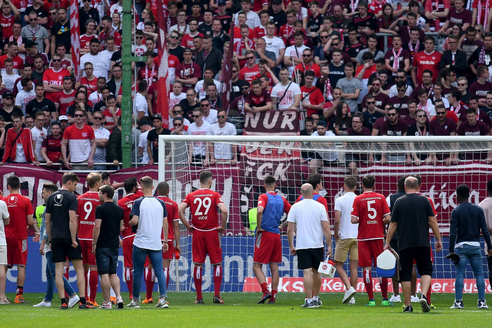1. fc kaiserslautern, 3. liga Enttäuschte Spieler des 1. FCK vor den eigenen Fans