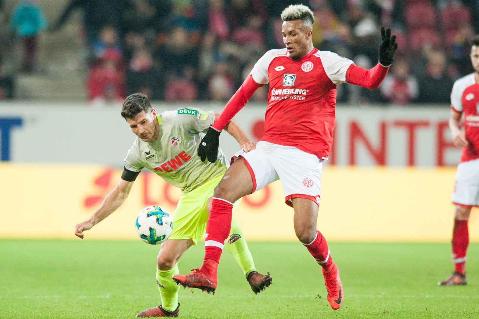Milos Jojic vom 1. FC Köln gegen Jean-Philippe Gbamin von Mainz 05