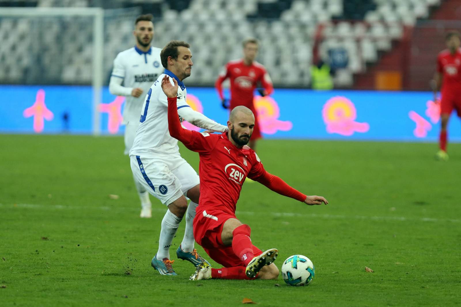 3. liga, fsv zwickau, karlsruher sc Nico Antonitsch (r.) ist vor Anton Fink am Ball.