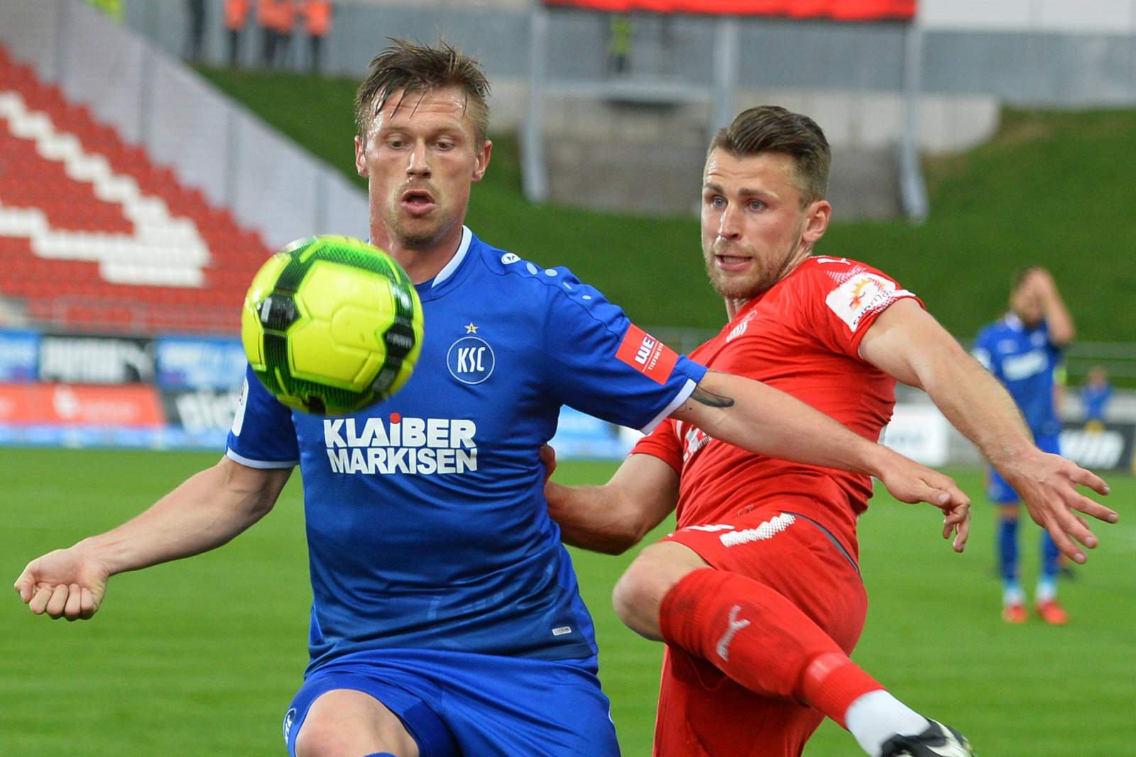 pourie ksc miatke zwickau 3.liga Zweikampf zwischen Marvin Pourie und Nils Miatke