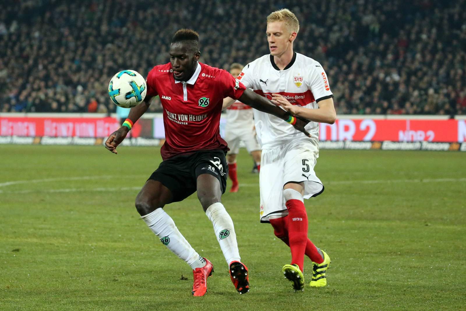 Hannovers Salif Sané verteidigt den Ball gegen Timo Baumgartl. Jetzt auf Stuttgart gegen Hannover wetten!