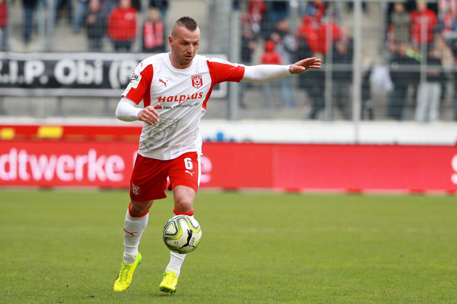 toni lindenhahn, 3. liga, hallescher fc, hfc Toni Lindenhahn am Ball für den Halleschen FC