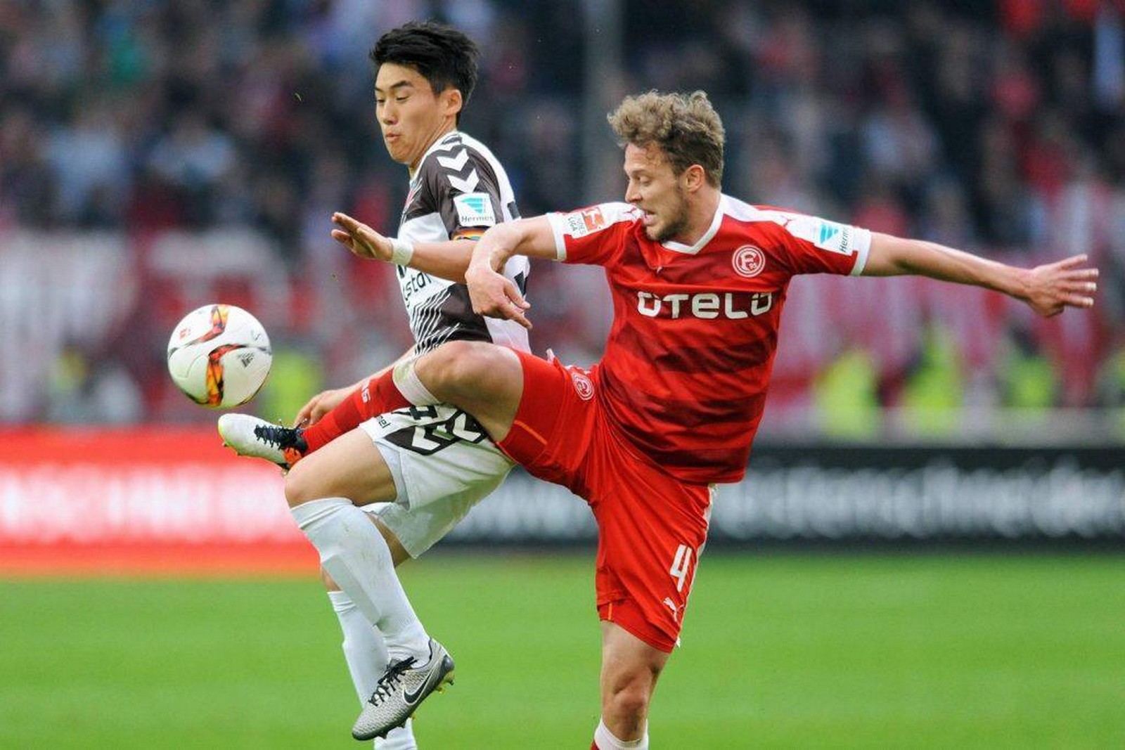 Kyoung-Rok Choi, karlsruher sc, 3. liga Kyoung-Rok Choi im Trikot des FC St. Pauli gegen Julian Schauerte von Fortuna Düsseldorf
