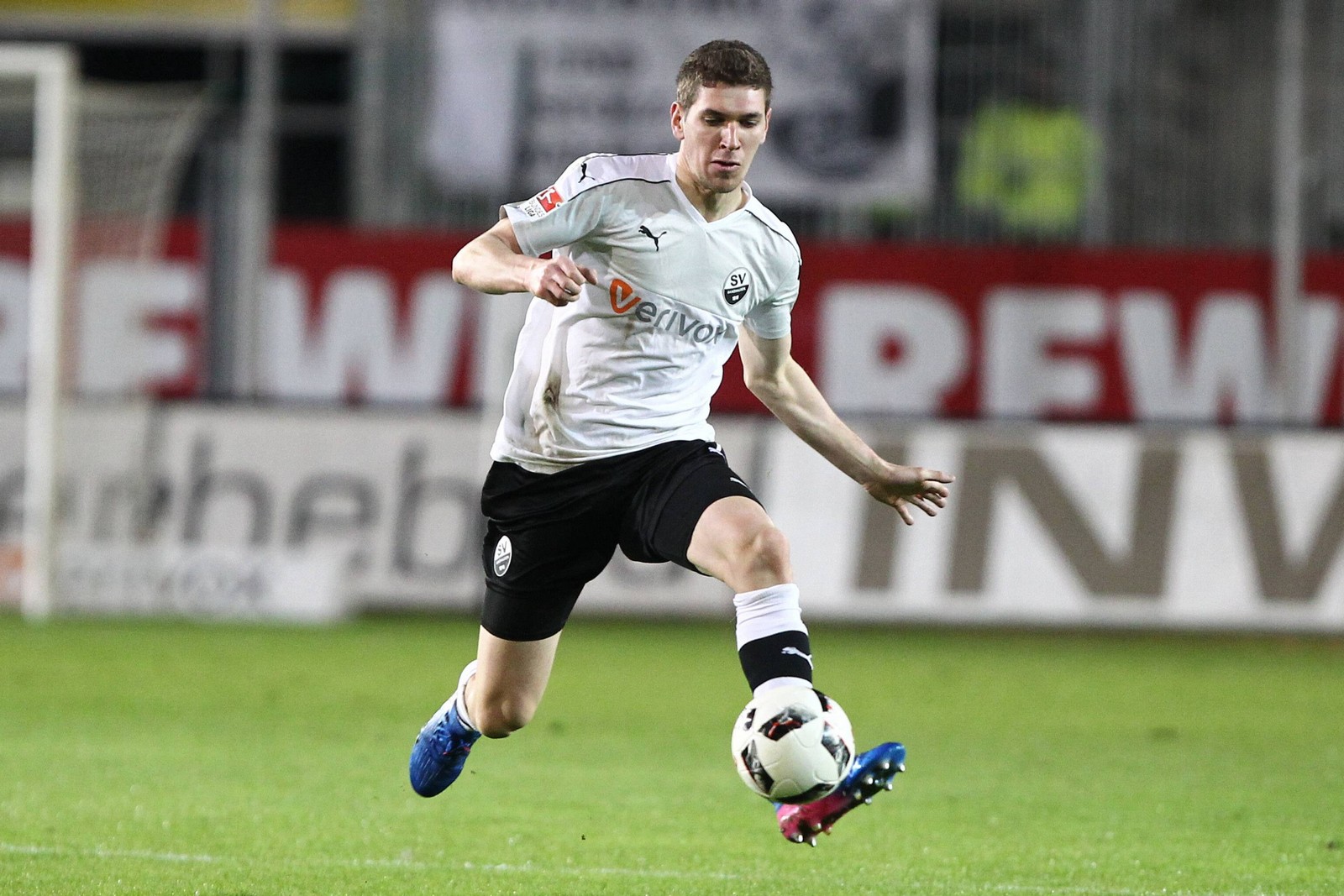 damian roßbach, sv sandhausen, 2. bundesliga Damian Roßbach am Ball für den SV Sandhausen