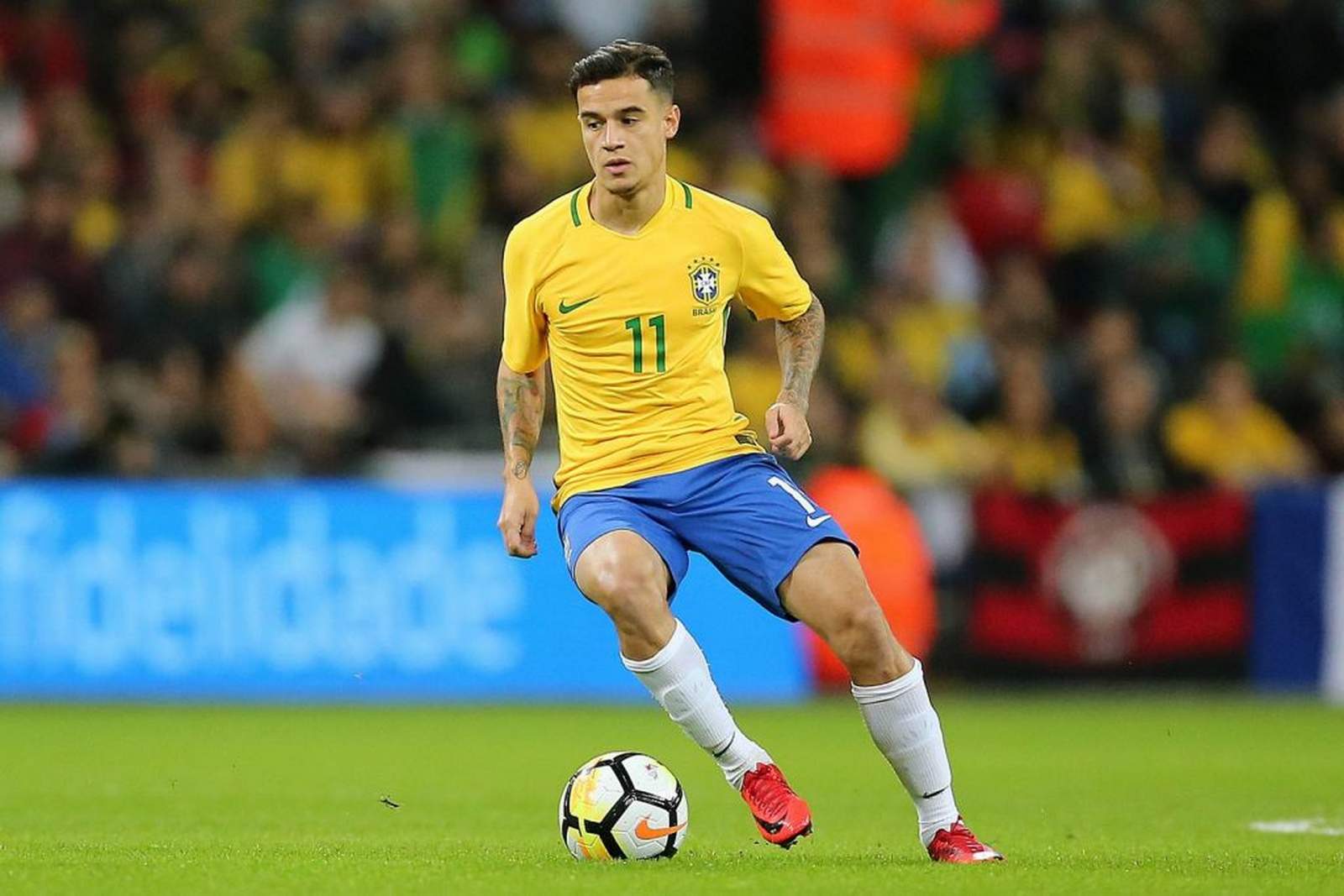 Phillippe Coutinho sucht den Weg zum Tor. Jetzt auf Brasilien gegen Schweiz wetten.