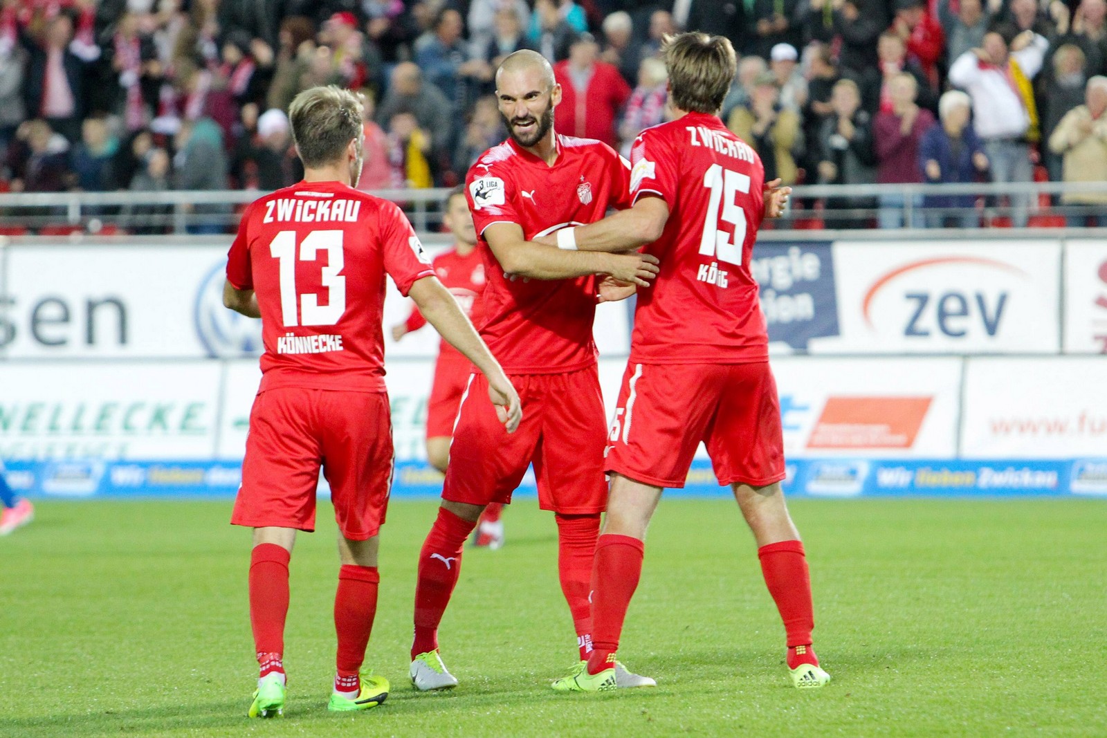 Nico antonitsch, fsv zwickau, 3. liga Nico Antonitsch jubelt mit Ronny König und Mike Könnecke